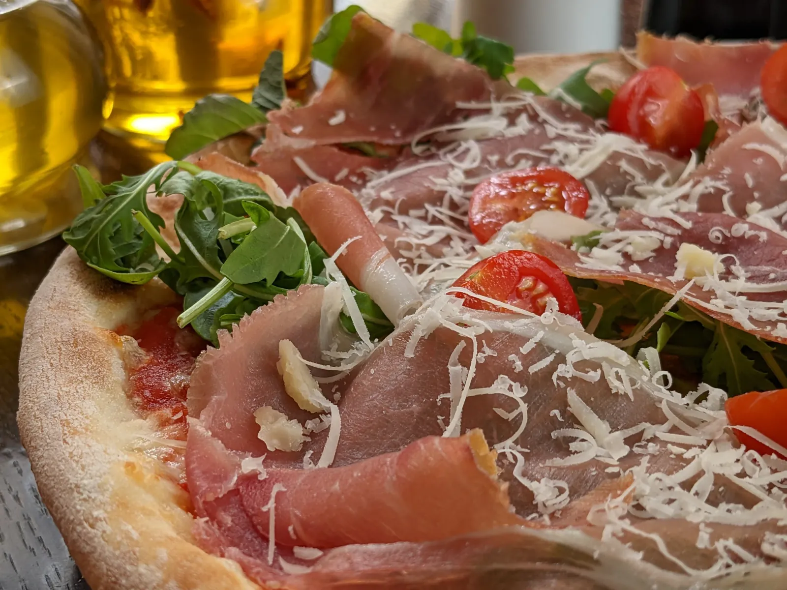 Pizza Parma pieczona według tradycyjnej receptury