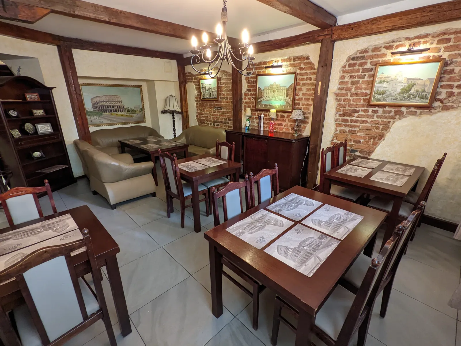 Wnętrze Restauracji Roma z przygotowanymi stolikami